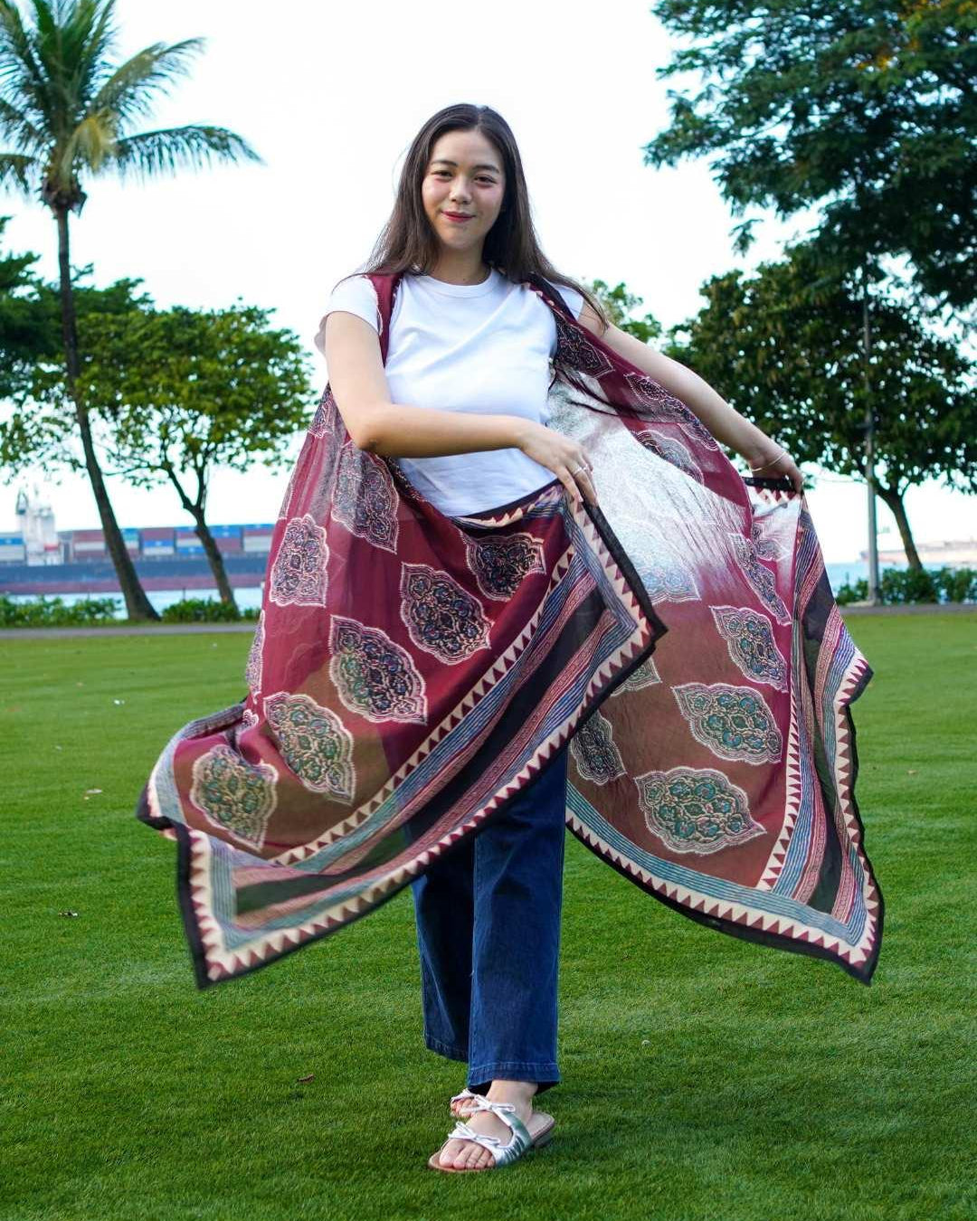 Maré women's kimono in vintage maroon cotton with geometric patterns, loose fit, sustainable casual wear.