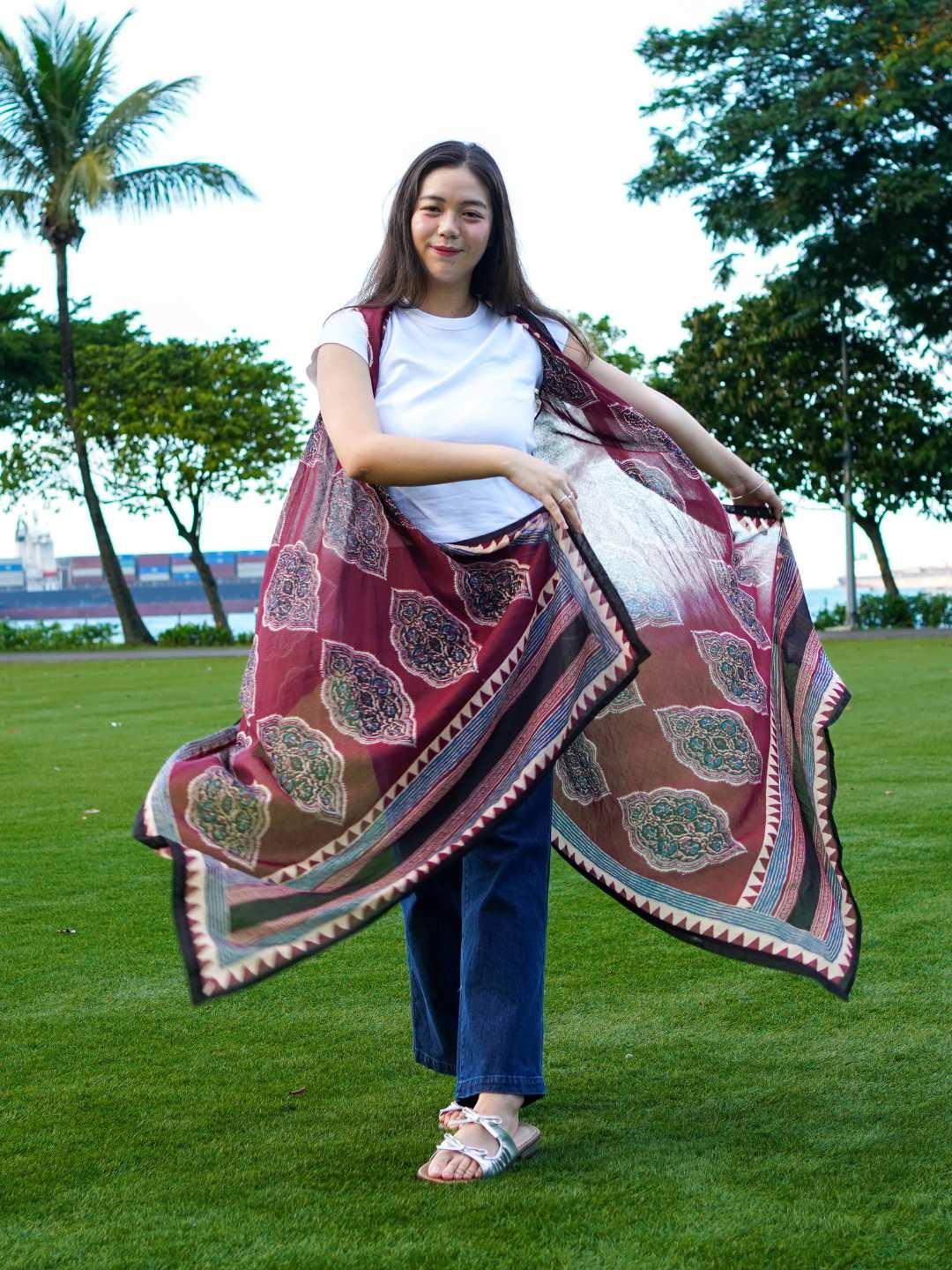Maré women's kimono in vintage maroon cotton with geometric patterns, loose fit, sustainable casual wear.
