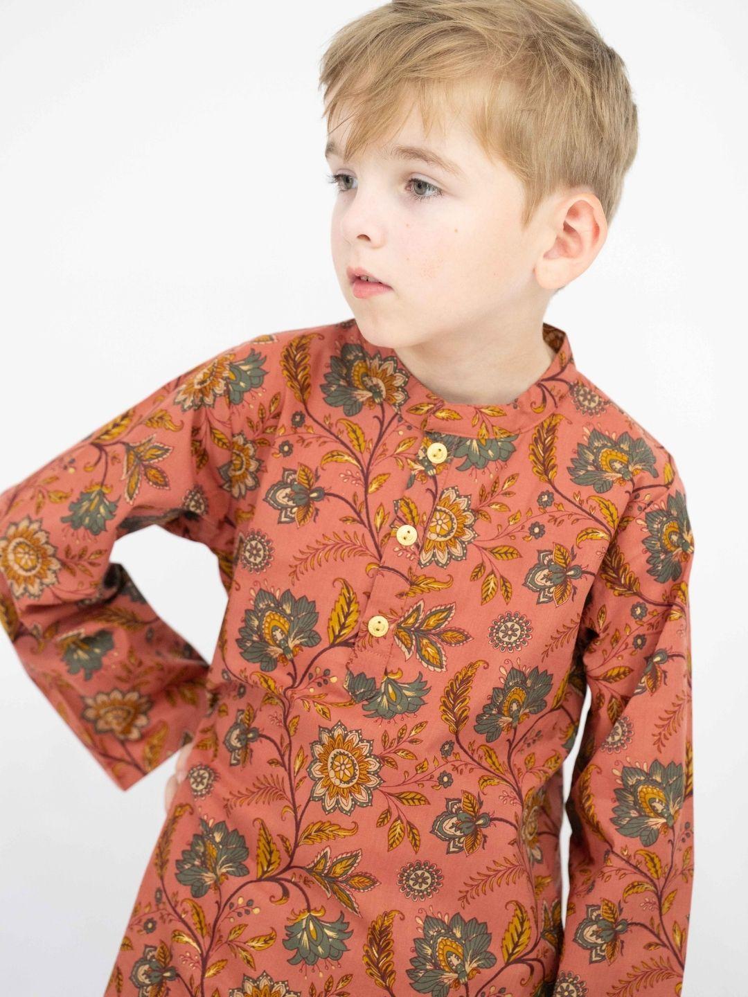 Boys’ coral cotton kurta with long sleeves, a buttoned neckline, and an allover floral and paisley print. - Nimbu