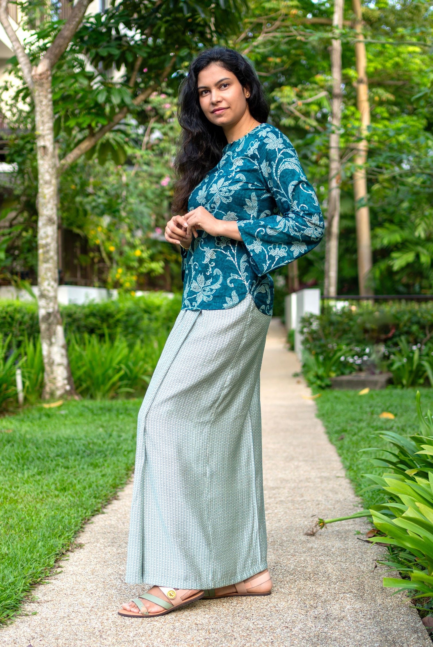 Alia Women's Baju Kurung Kedah Top & Long Skirt 2-pc set in Green & Gold