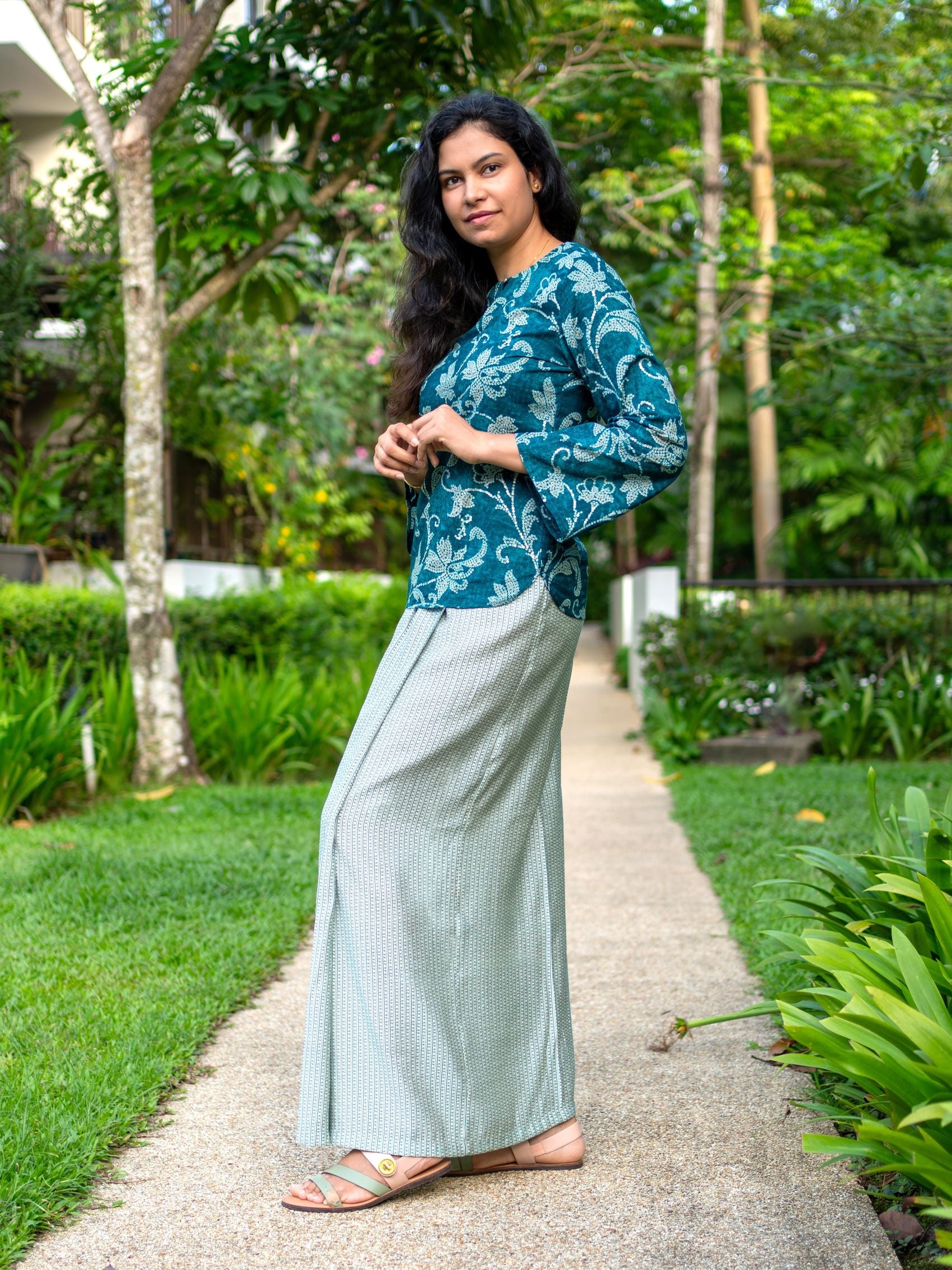 Alia Women's Baju Kurung Kedah Top & Long Skirt 2-pc set in Green & Gold